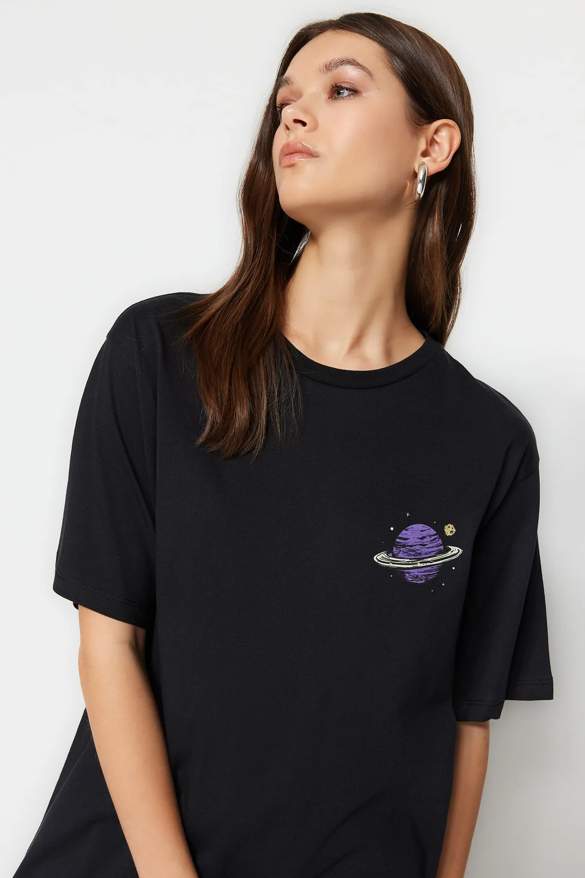 Trendyol Collection  Schwarzes Boyfriend-Strick-T-Shirt mit Rundhalsausschnitt aus 100 % Baumwolle mit Galaxy-Print auf der Vorder- und Rückseite TWOSS23TS00257