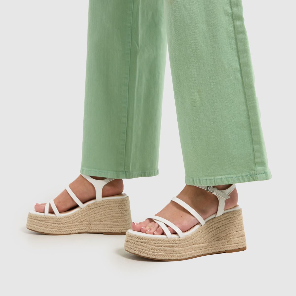 Schuh Vienna pántos ékszandál fehér színben