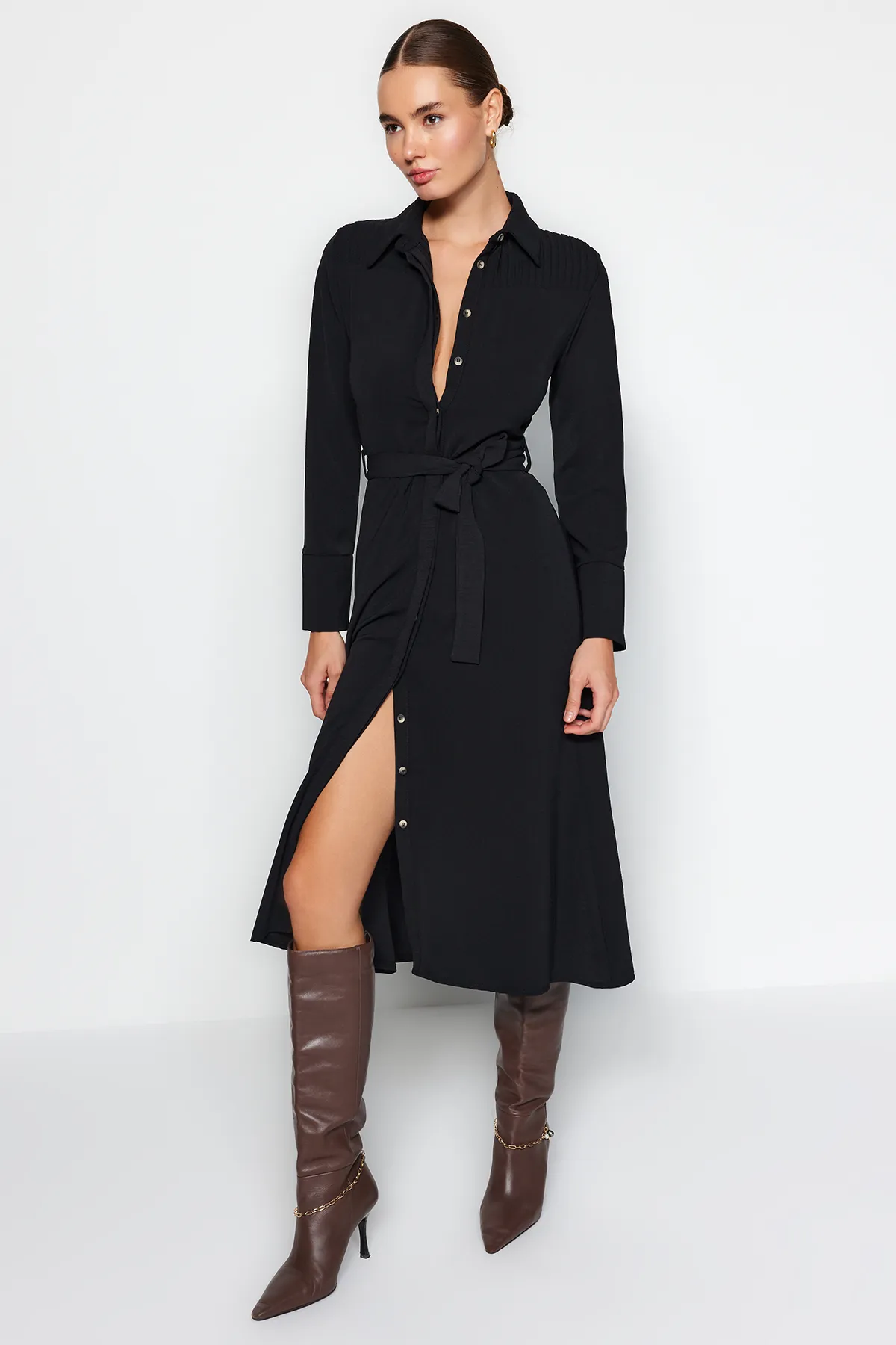 Trendyol Collection  Schwarzes, gewebtes Hemdkleid mit Gürtel und Knöpfen TWOAW24EL00359