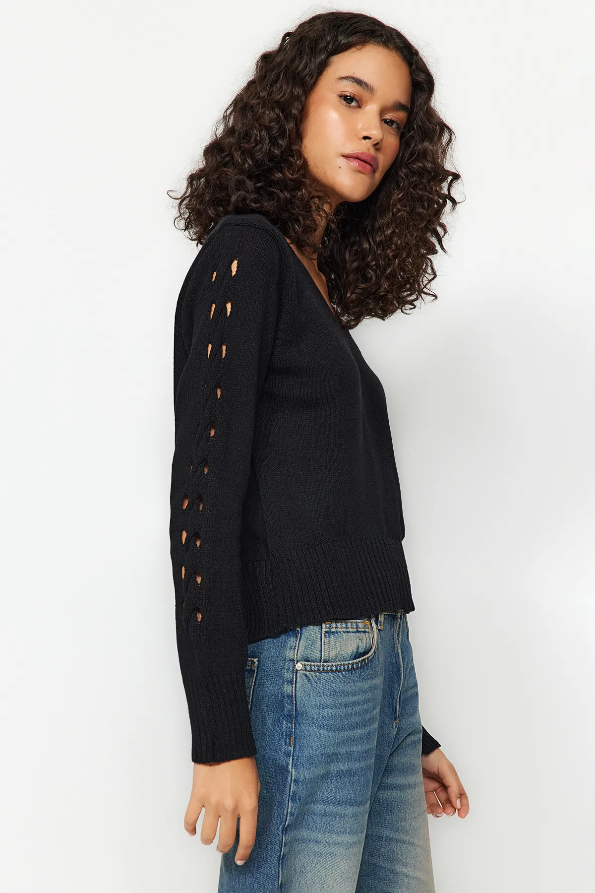 Trendyol Collection  Schwarzer Strickpullover mit V-Ausschnitt und Lochmuster TWOAW24KZ01217