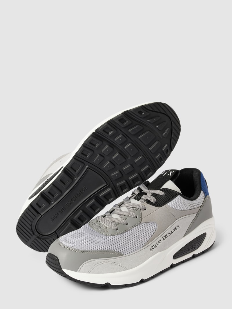 Sneaker mit Label-Detail in hellgrau