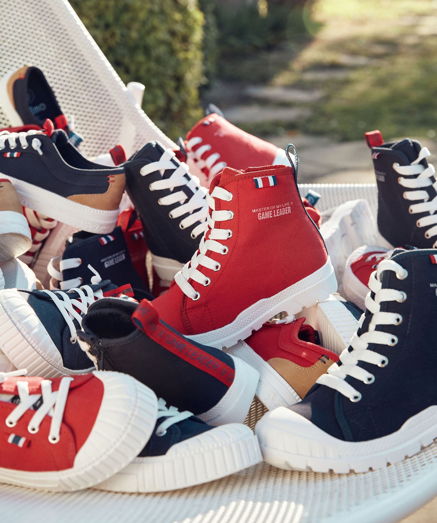 Baskets Garçon montantes en toile unie et semelle crantée rouge | GEMO