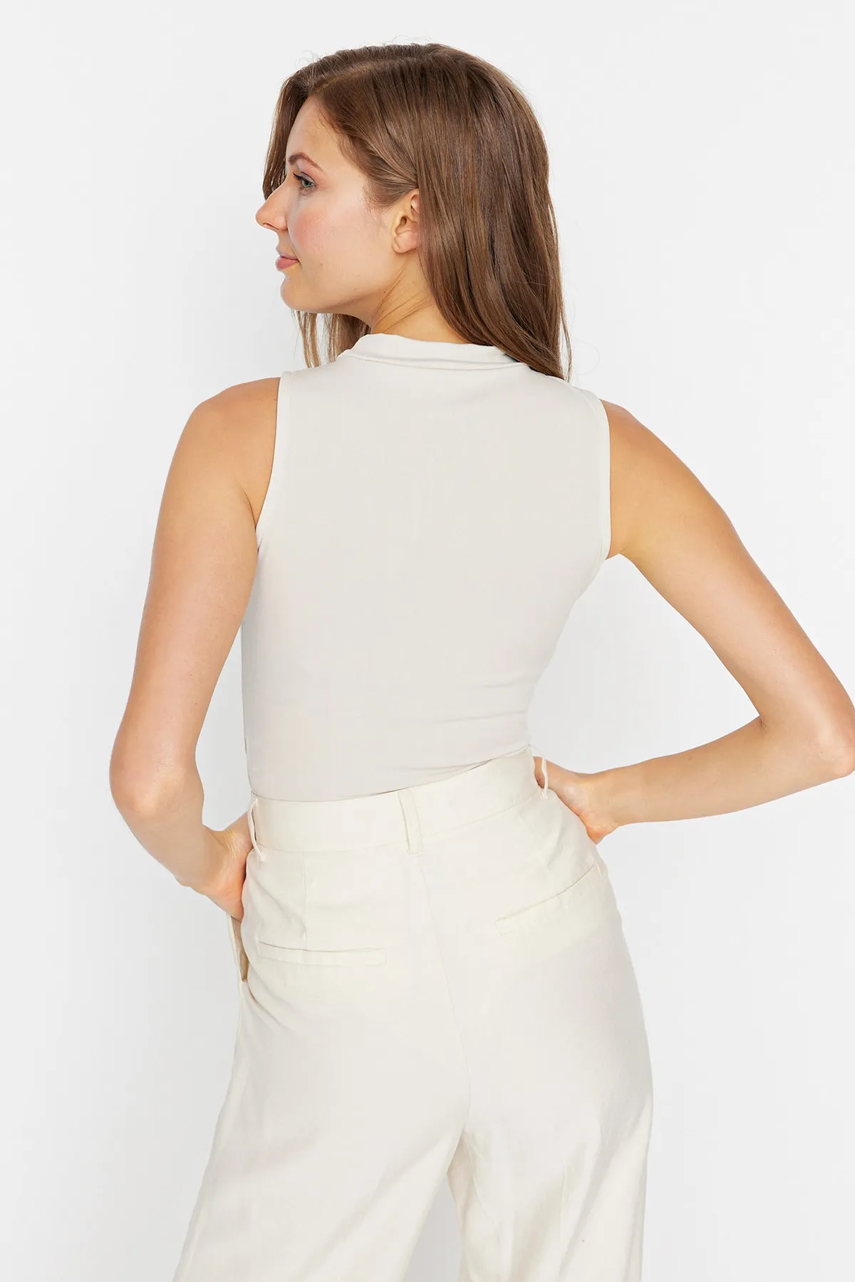 Trendyol Collection  Stretch-Strickbody mit Druckknöpfen in Stone Gather-Optik TWOSS23BD00006