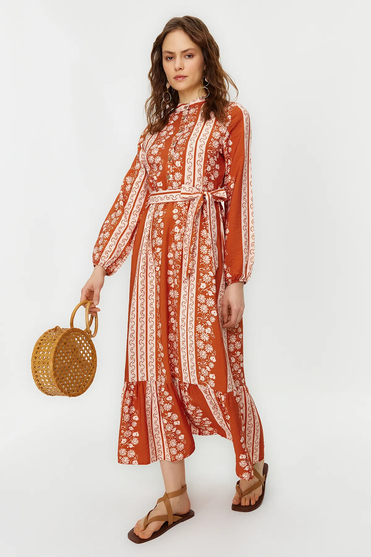 Trendyol Modest  Gewebtes Kleid mit halbem Patch und Kachelmuster TCTSS23EB00366