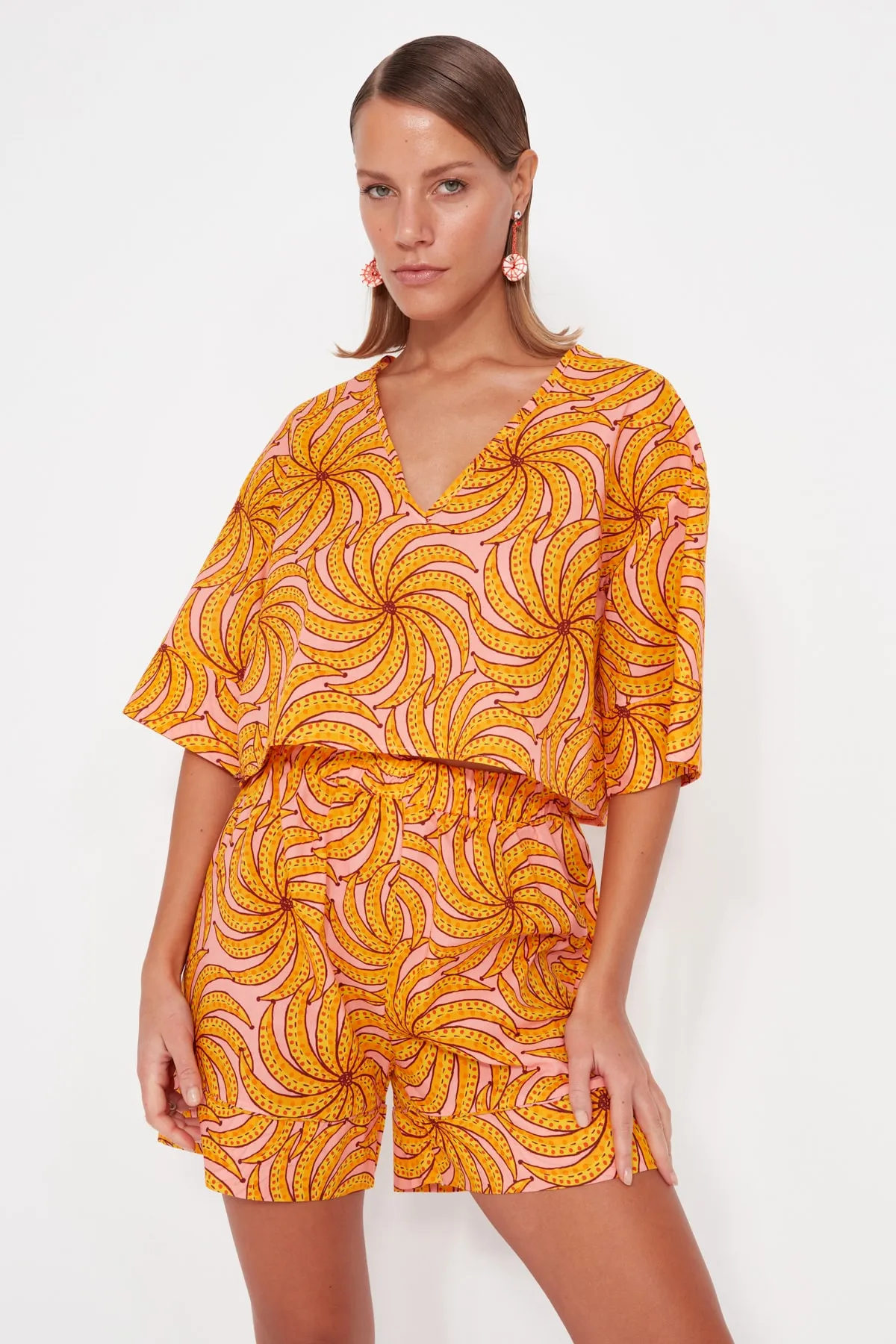 Trendyol Collection  Set aus Hemd und Shorts aus 100 % gewebter Baumwolle mit Fruchtmuster TBESS23AU00082