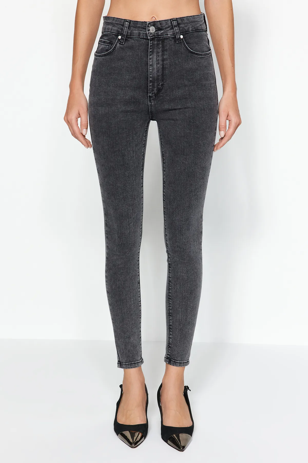 Trendyol Collection  Anthrazitfarbene Skinny Jeans mit hoher Taille TWOAW24JE00066