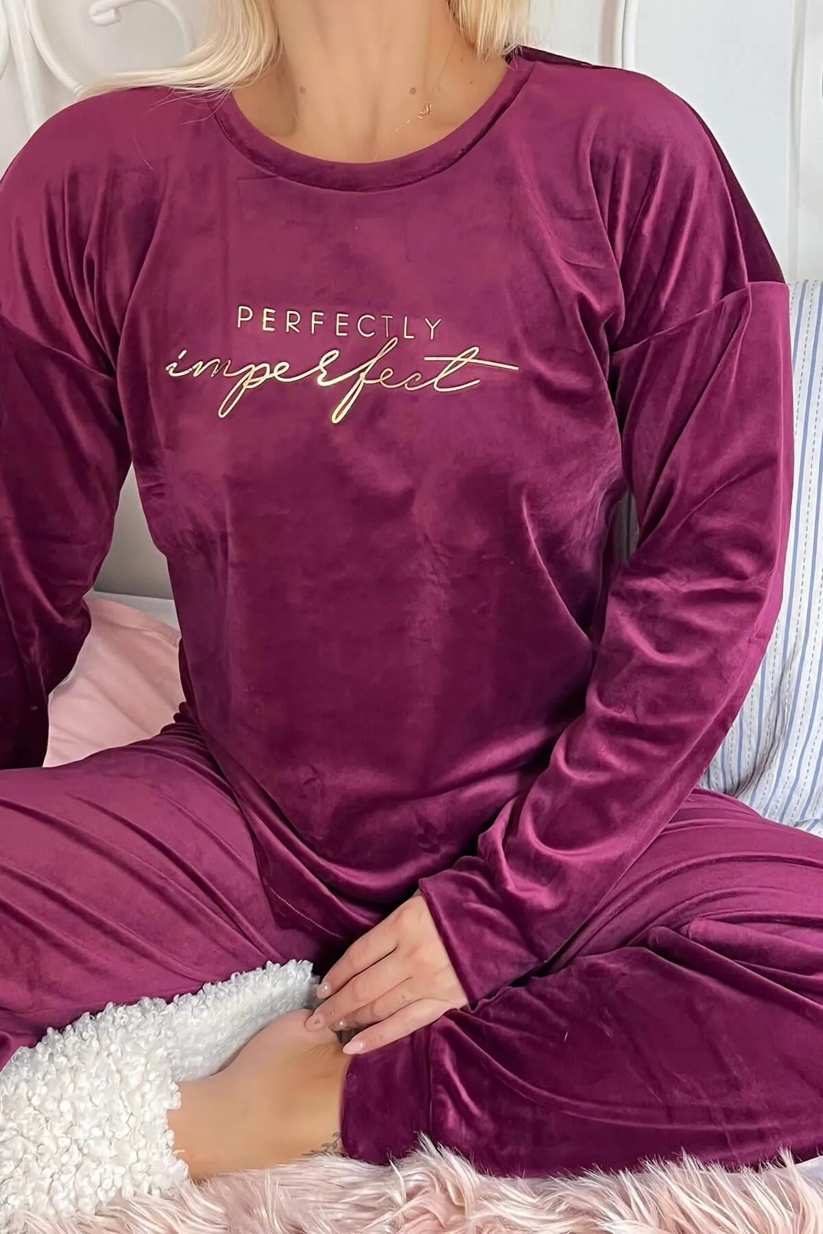 Pijamaevi  Pflaumenfarbenes, perfekt gemustertes, exklusives Samt-Pyjama-Set für Damen