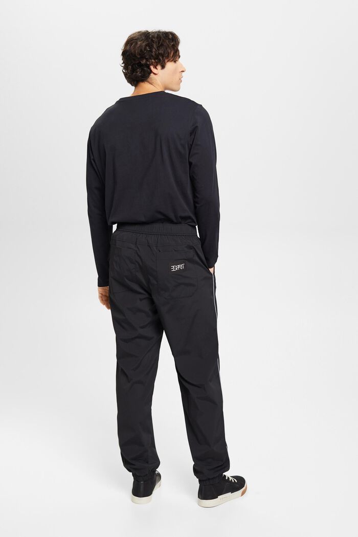 Track Pants mit hohem Bund und schmal zulaufendem Bein