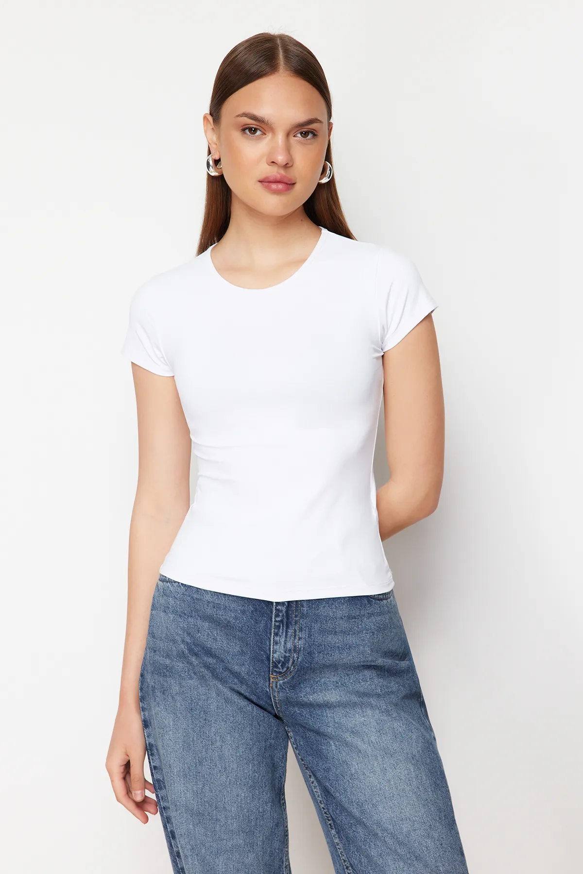 Trendyol Collection  Weißes flexibles Polyamid - Kurzarm-T-Shirt mit Rundhalsausschnitt TWOSS24TS00238