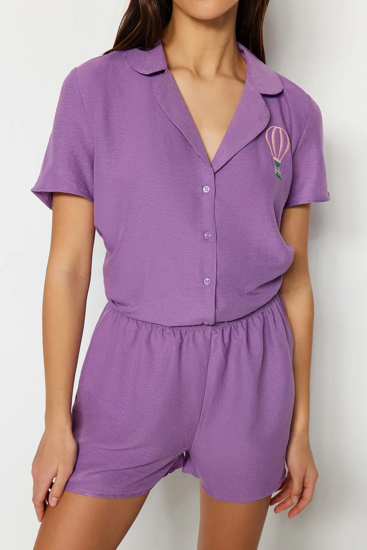 Trendyol Collection  Lilafarbenes Pyjama-Set aus gewebtem Hemd und Shorts mit Stickereien THMSS23PT00232