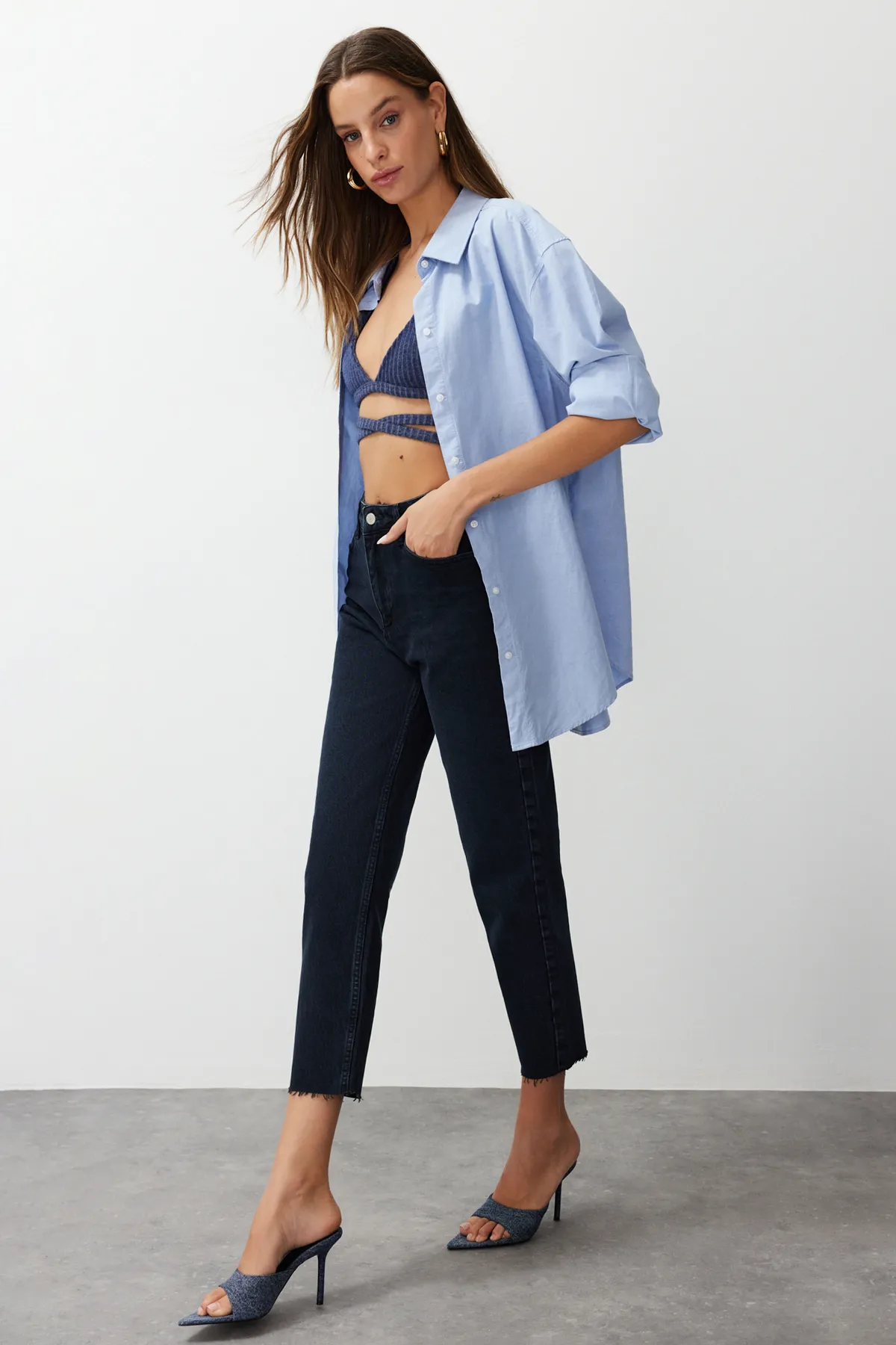 Trendyol Collection  Mitternachtsblaue Slim Mom-Jeans mit hoher Taille TWOSS23JE00094