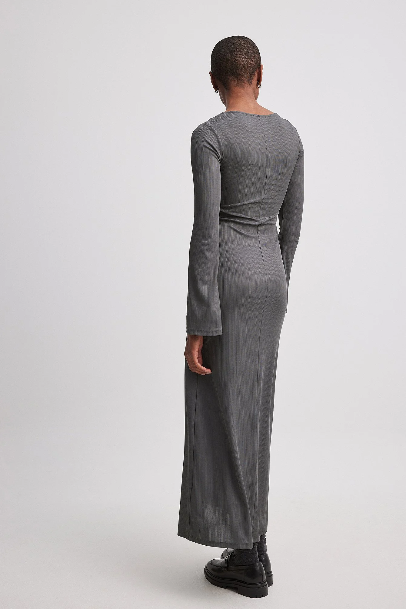 Geripptes Maxikleid mit Rüschen