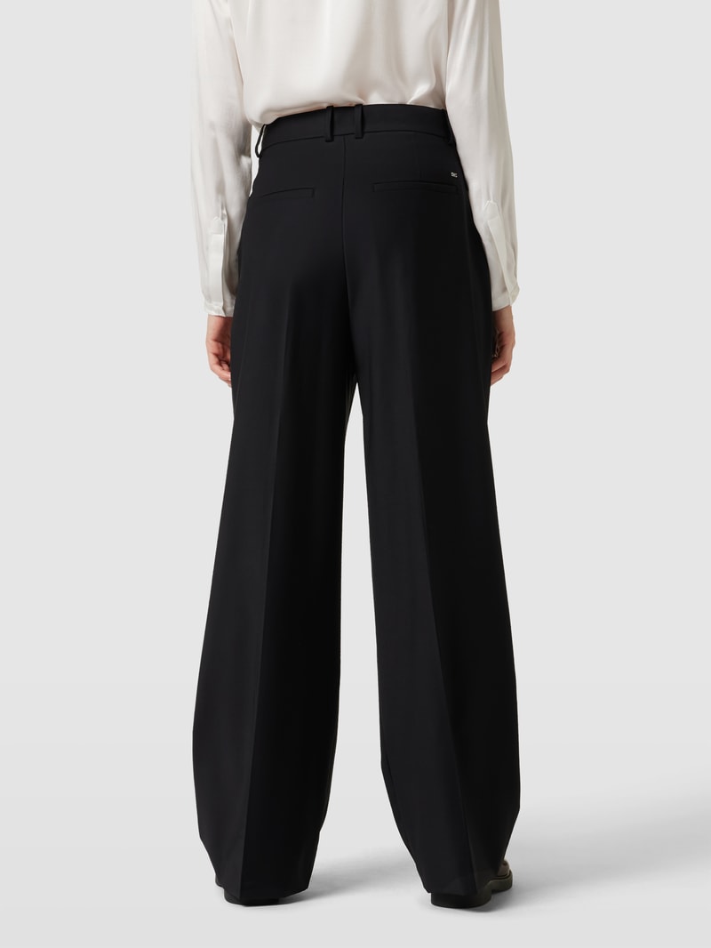 Bootcut Stoffhose mit Bügelfalten in schwarz