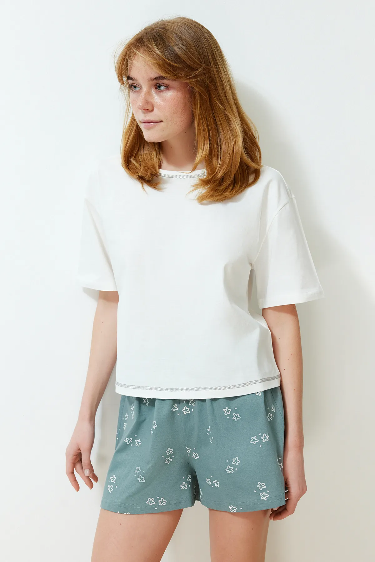 Trendyol Collection  Weißes, gestricktes Pyjama-Set aus 100 % Baumwolle mit geometrischem Muster THMSS24PT00204