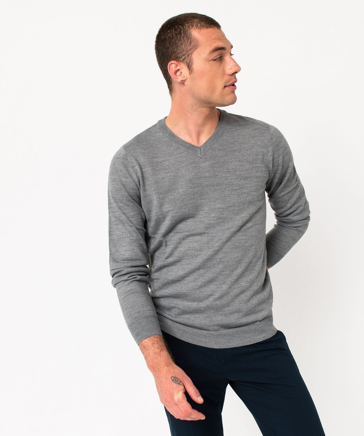 Pull léger à col V en maille fine homme gris fonce | GEMO