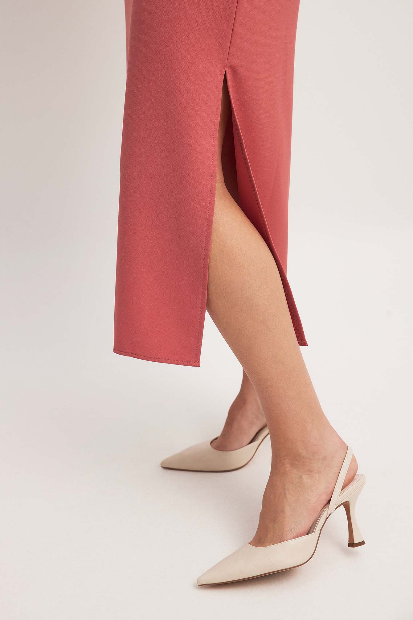 Eng anliegendes Midikleid mit eckigem Ausschnitt