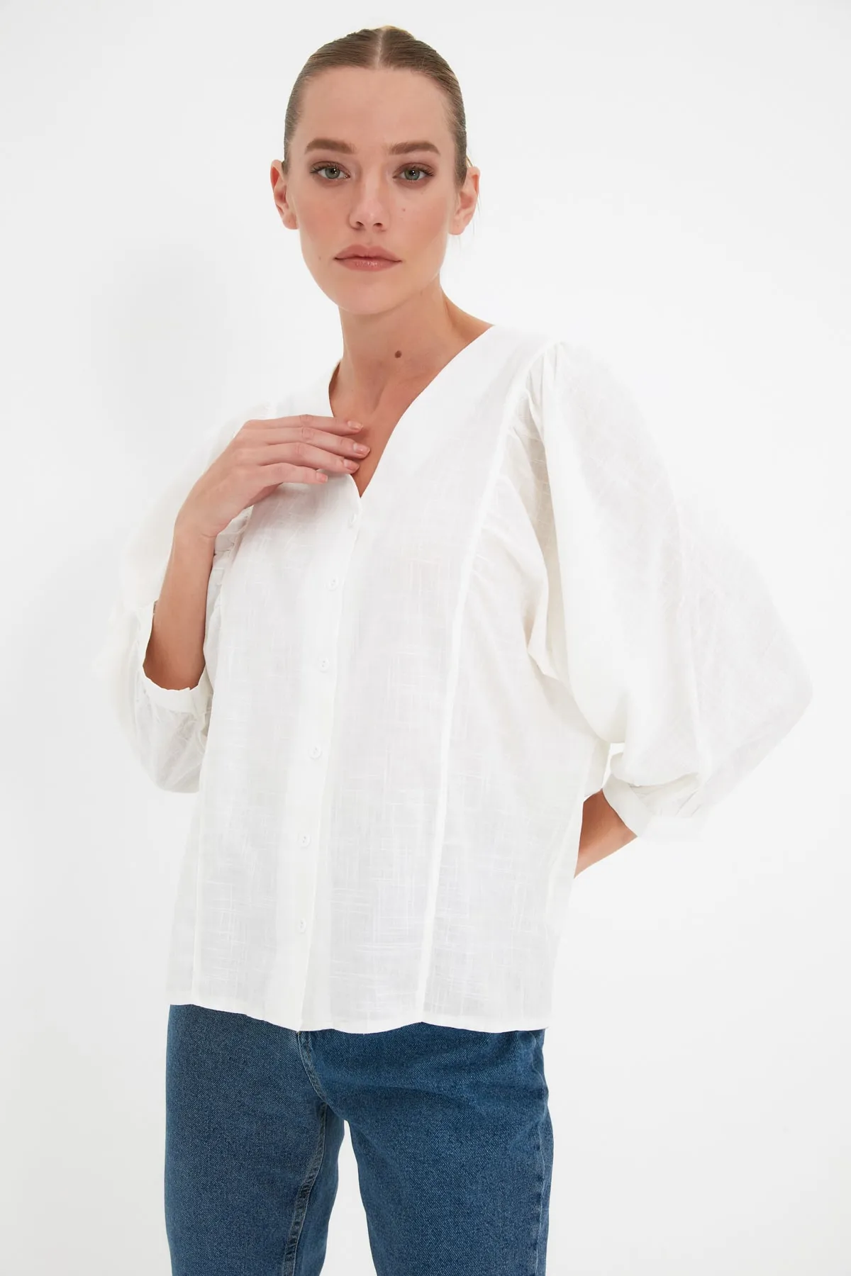 Trendyol Collection  Weißes gewebtes Hemd mit Fledermausärmeln - Regular Fit TWOSS20GO0076
