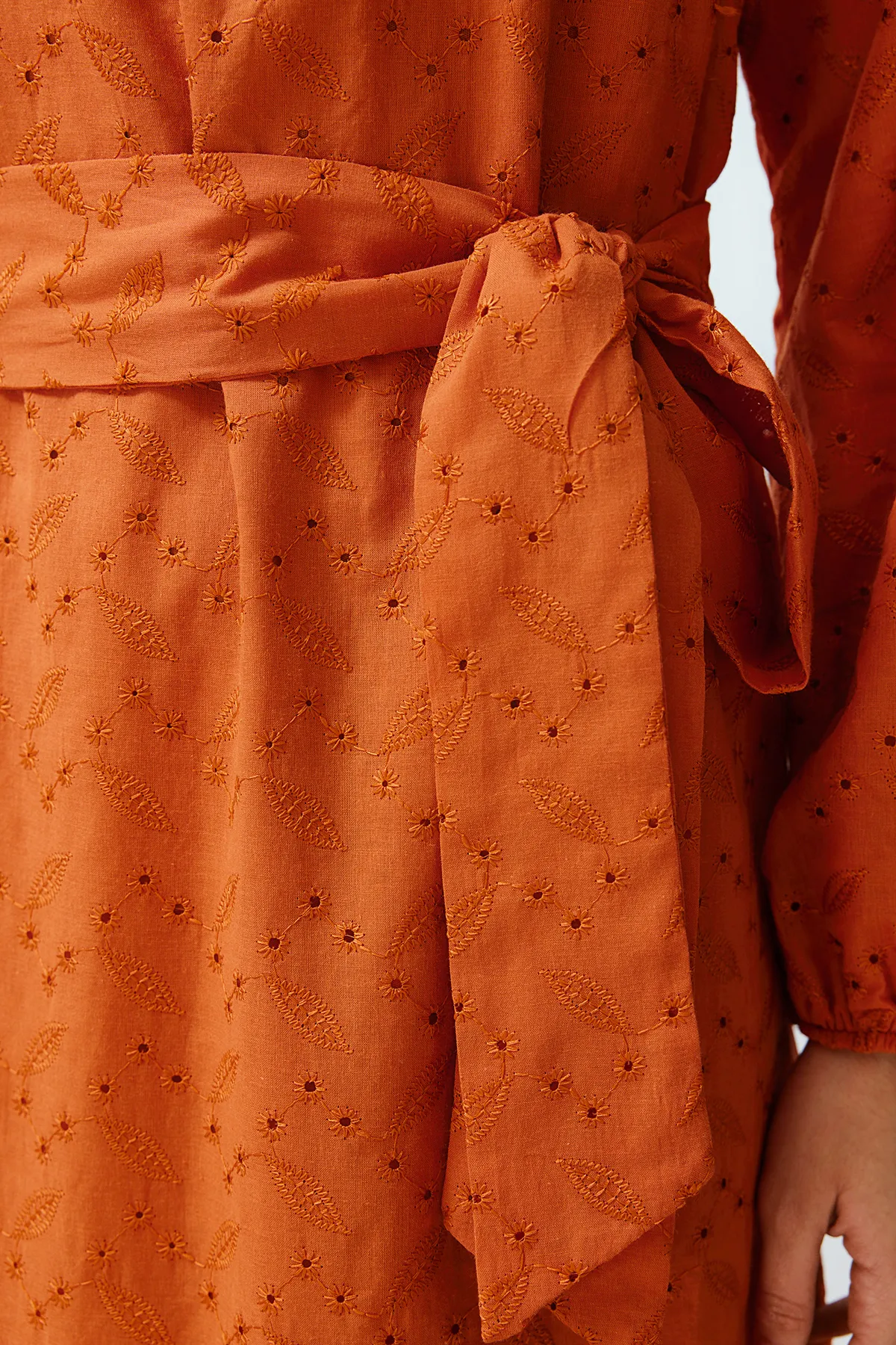 Trendyol Modest  Zimtfarbenes, gewebtes Kleid mit Stehkragen, Stickerei und Spitzenfutter TCTSS24EB00053