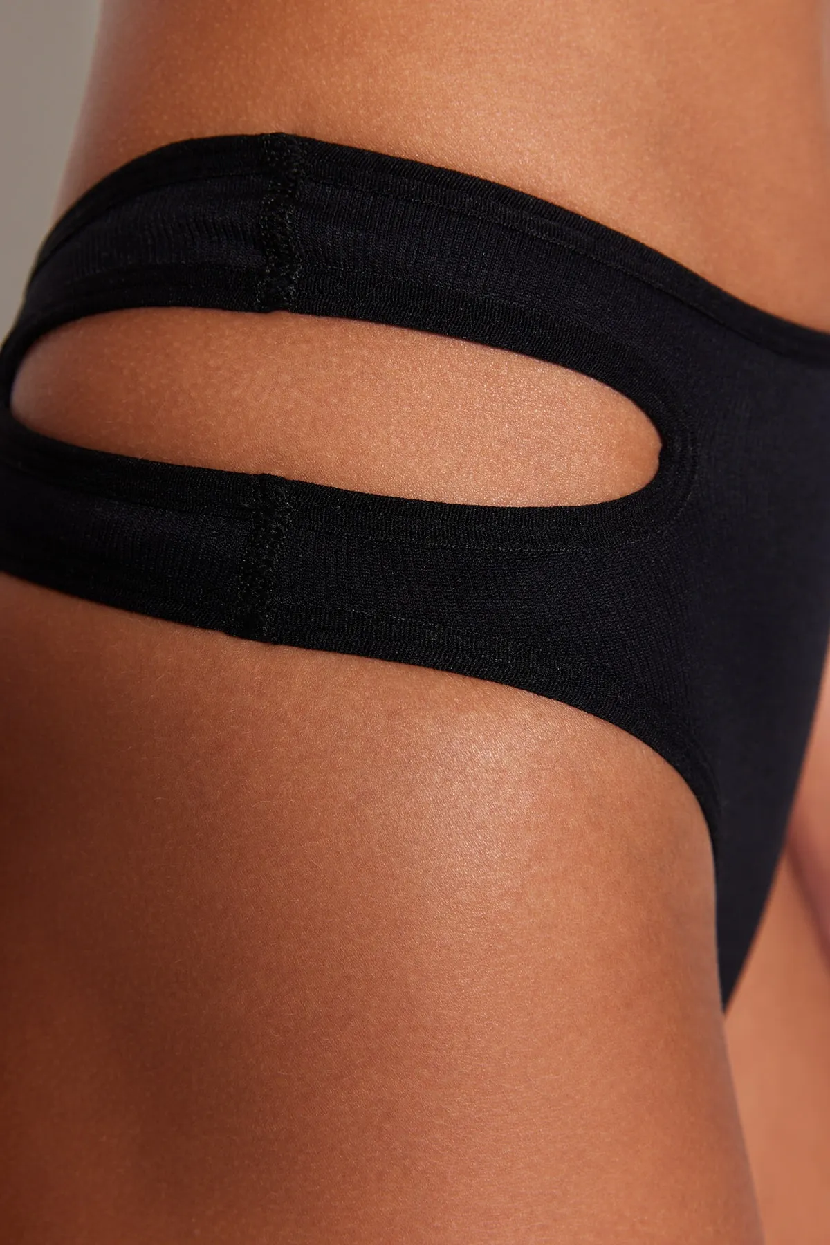 Trendyol Collection  Schwarzes nahtloses/nahtloses Fenster/ausgeschnittenes detailliertes Tanga-Strickhöschen THMSS23KU00028