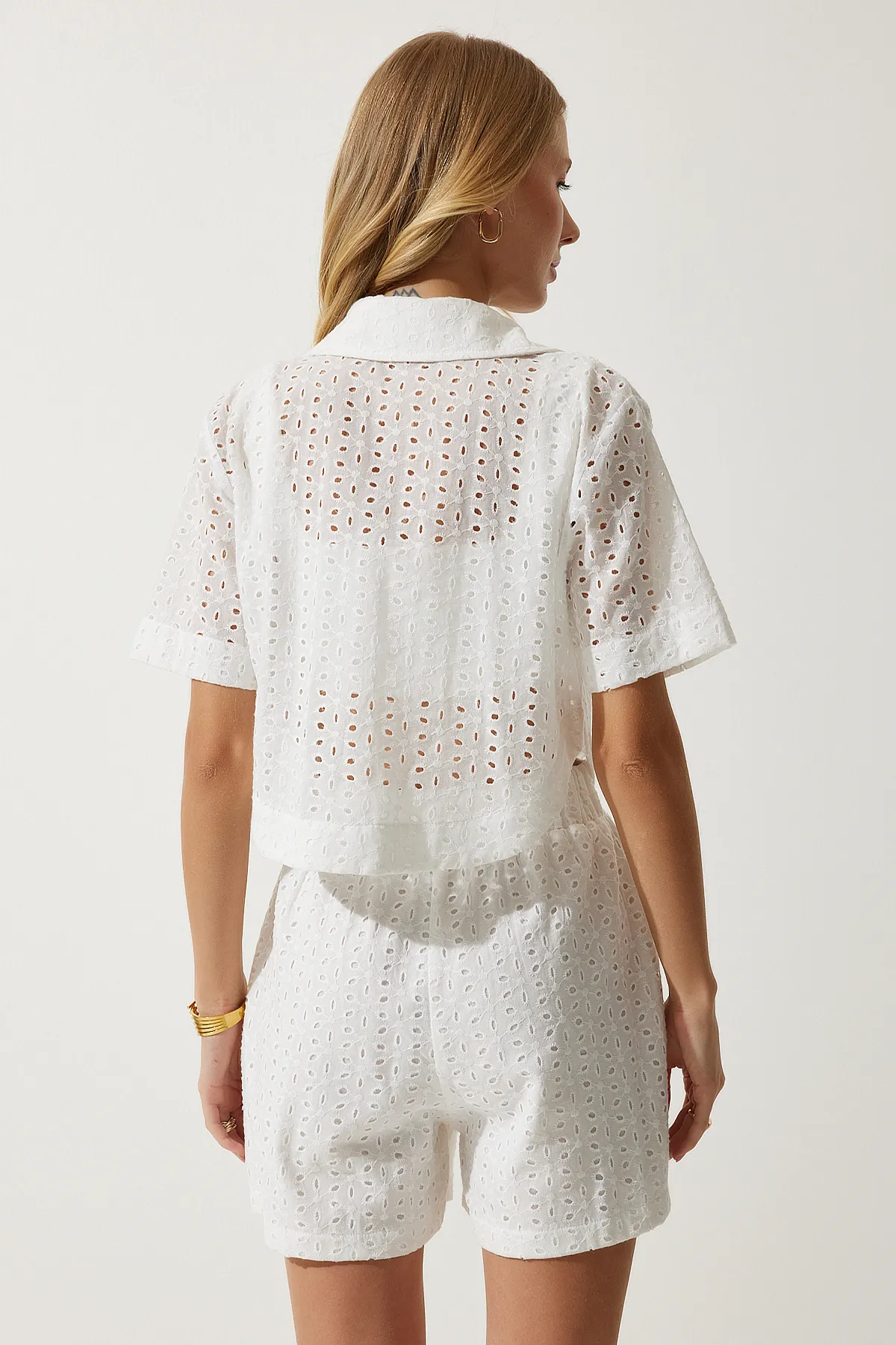 Happiness İstanbul  Weißes, stilvolles, gewebtes Hemd-Shorts-Set mit Wellenkanten für Damen TO00127