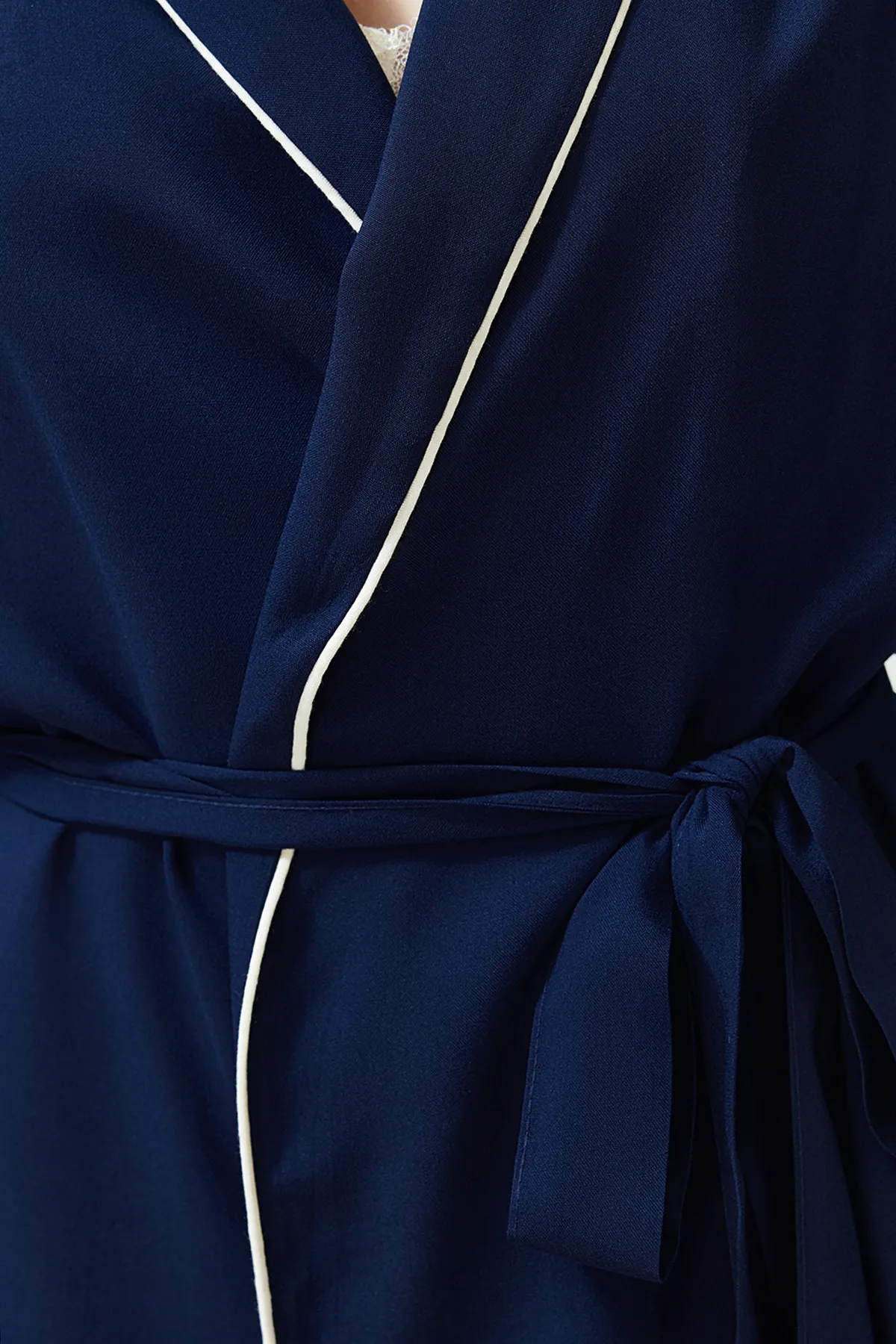 Trendyol Collection  Marineblauer Morgenmantel aus Viskosegewebe mit Gürtel und Paspelierung THMSS24SB00005