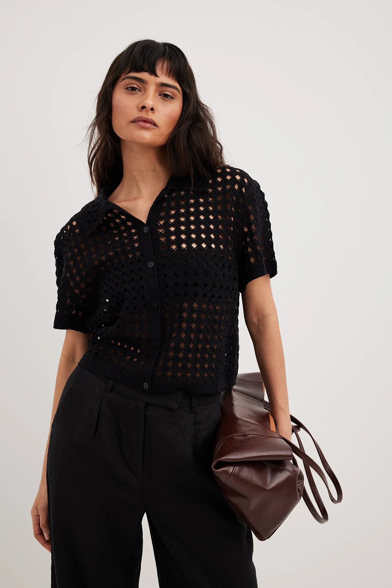 Kurzärmeliges Strickhemd mit Häkeldetail