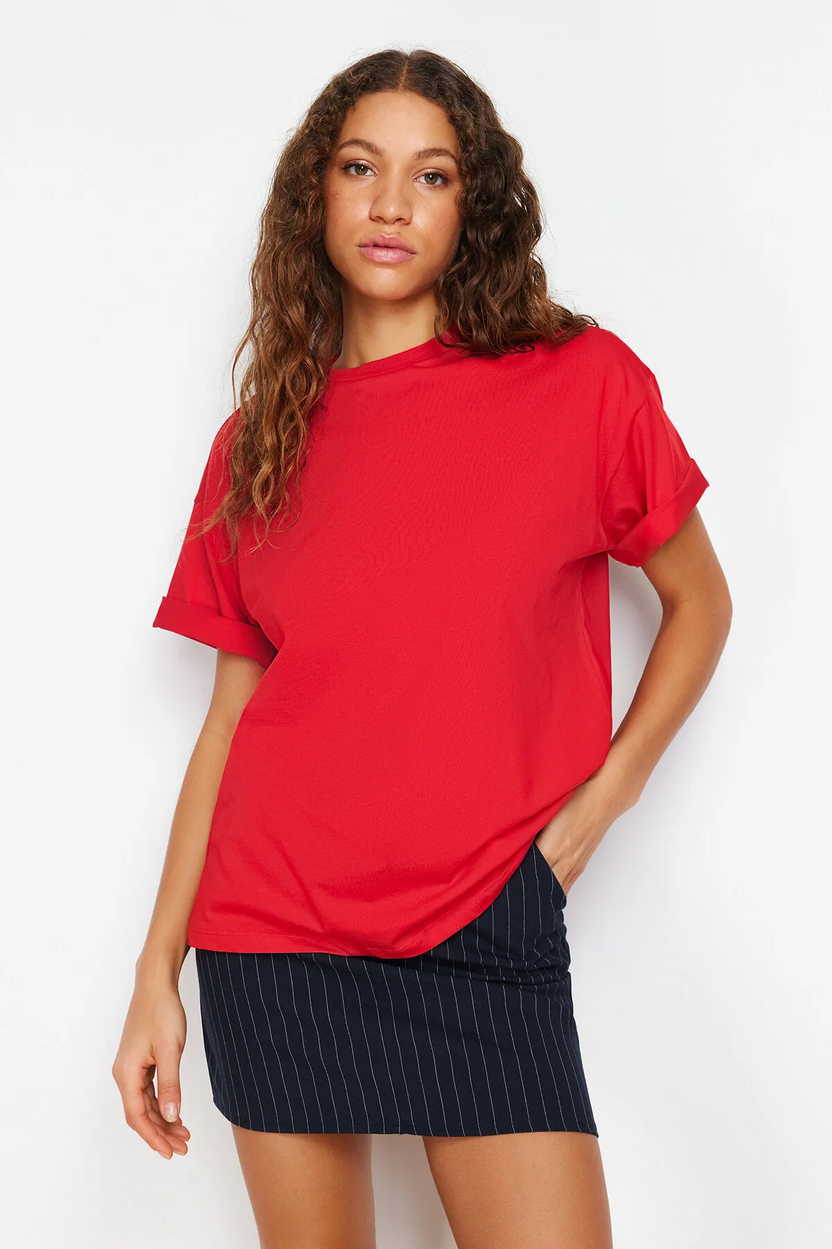 Trendyol Collection  Rotes, übergroßes/weites Strick-T-Shirt mit Rundhalsausschnitt aus 100 % Baumwolle TWOSS20TS0134