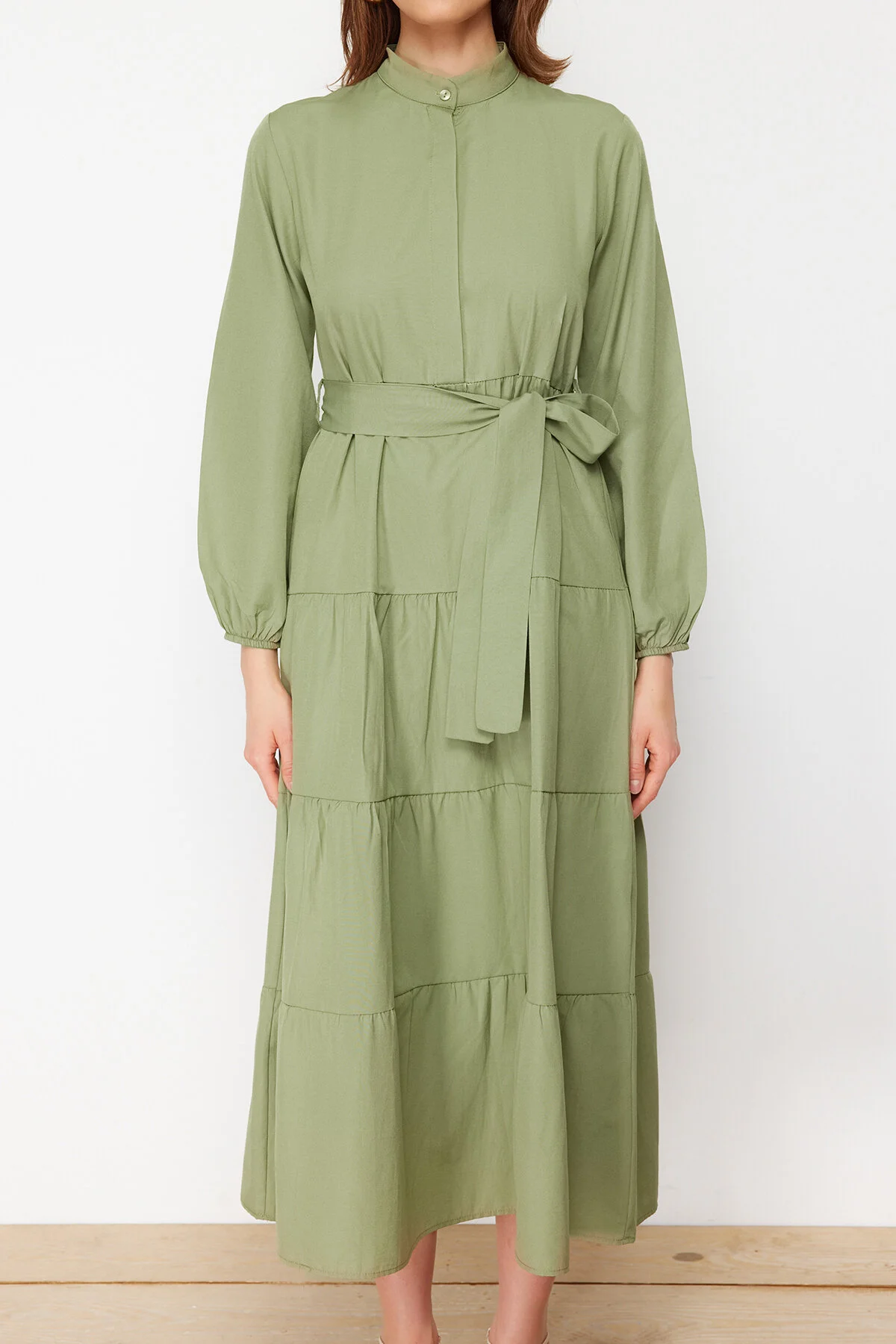 Trendyol Modest  Hellkhakifarbenes, gewebtes Kleid mit Häuptlingskragen und Knopfdetail und Gürtel TCTSS21EL3343