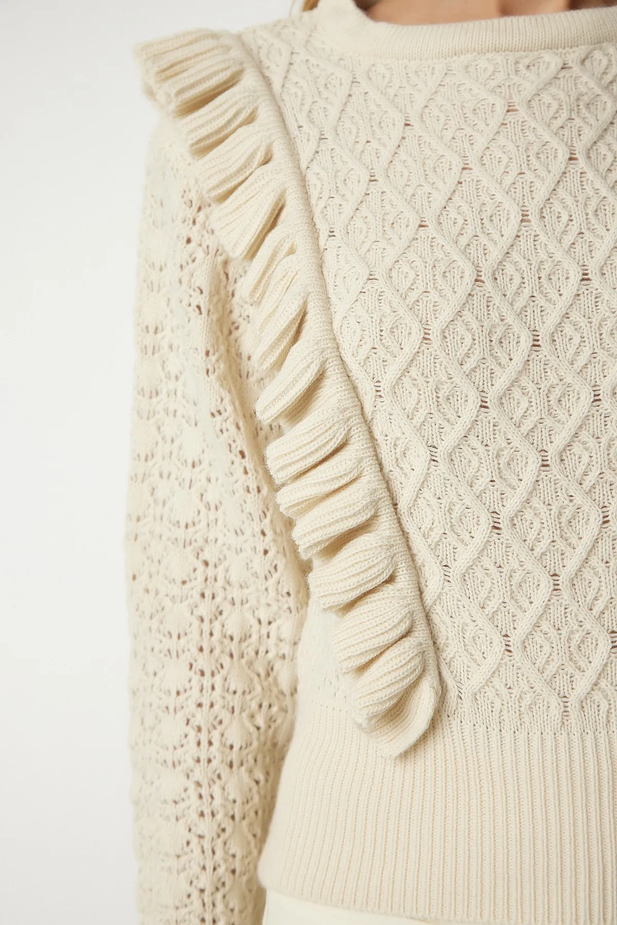 Happiness İstanbul  Cremefarbener Strickpullover mit Rüschendetail für Damen YY00169