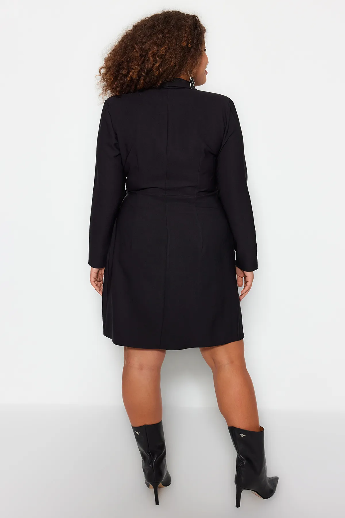 Trendyol Curve  Schwarzes gerades, zweireihiges Mini-Gewebekleid in Übergröße TBBAW24AH00058