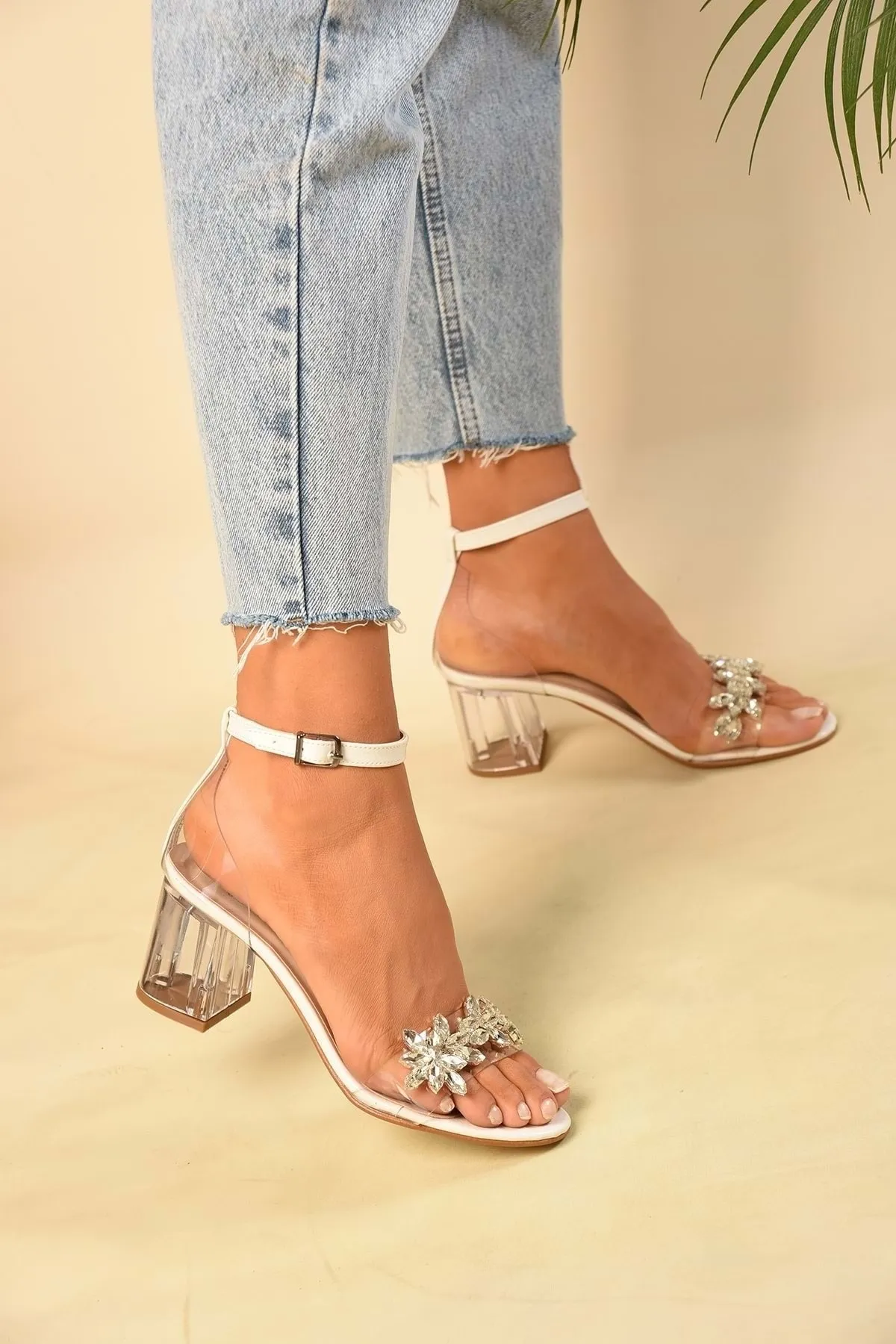Shoeberry  Damen-Schuhe Maggie White mit transparentem Steinabsatz und einem Riemen