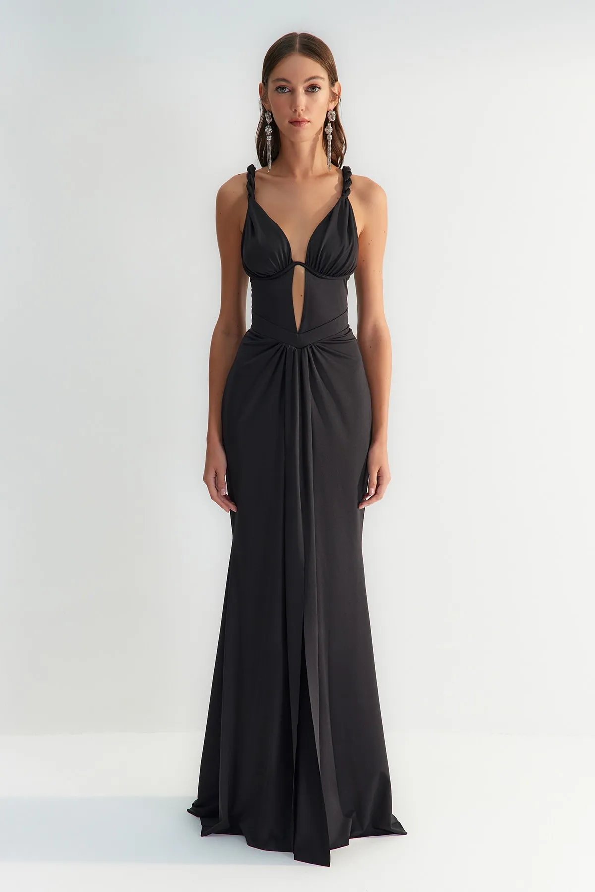 Trendyol Collection  X Zeynep Tosun Schwarzes, figurbetontes Abend- und Abschlusskleid mit tiefem V-Ausschnitt TCLSS23AE00012