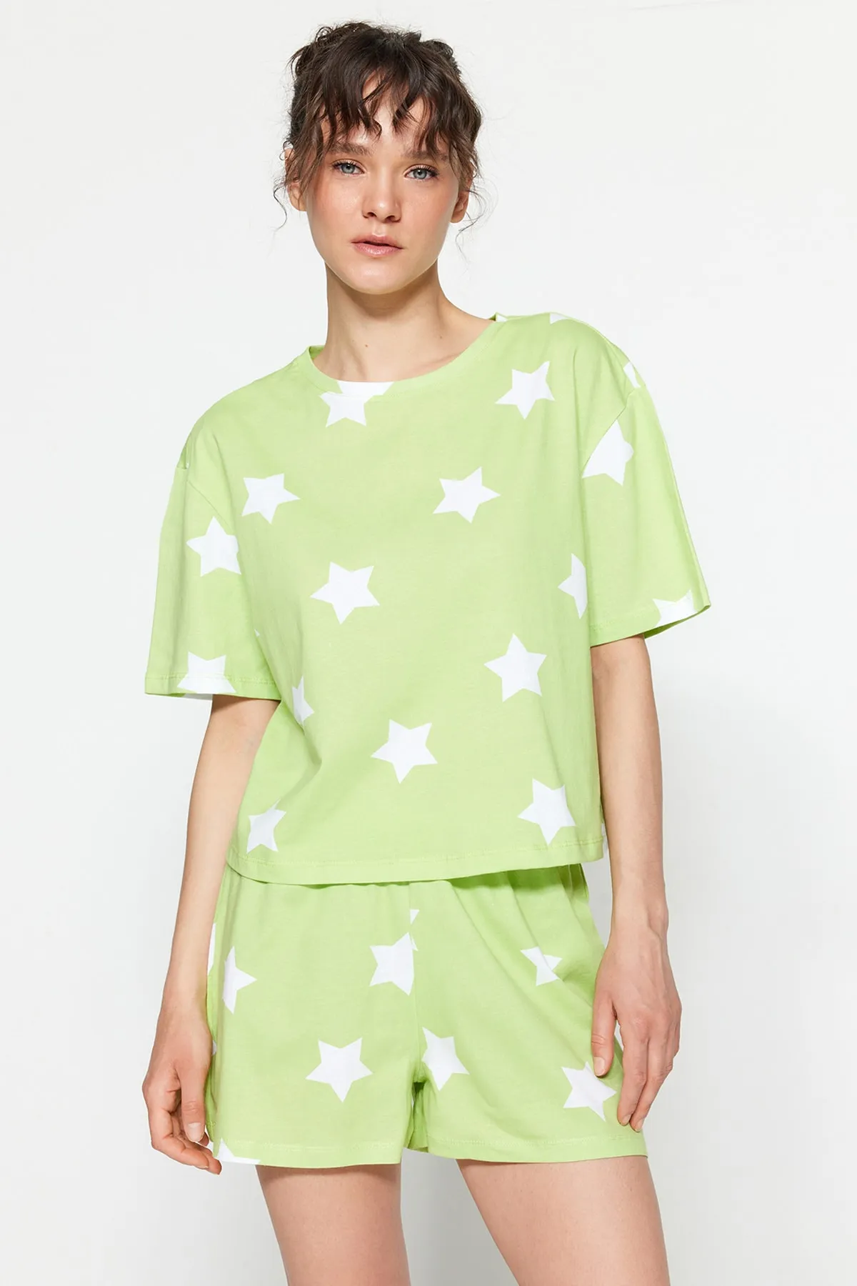 Trendyol Collection  Hellgrünes Strickpyjama-Set mit T-Shirt und Shorts aus 100 % Baumwolle mit Sternmuster THMSS22PT0501