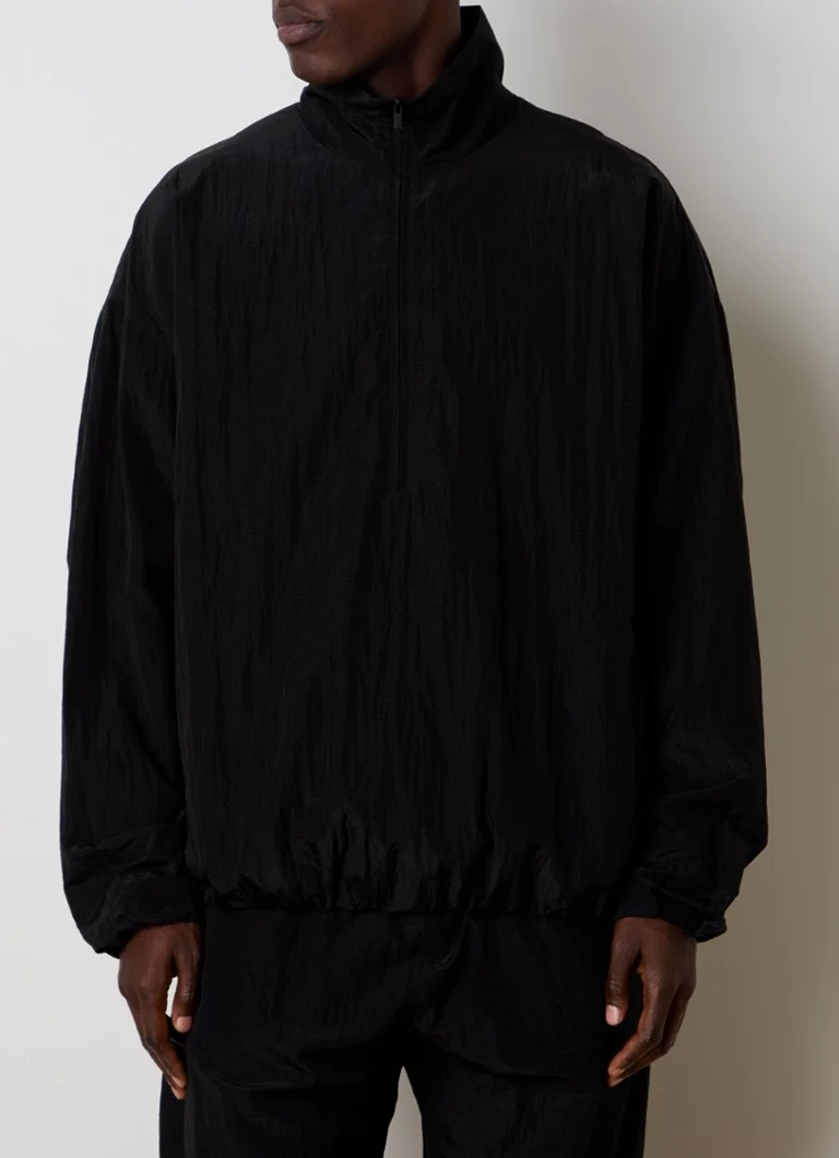 Anoraque Fear of God Essentials com logotipo