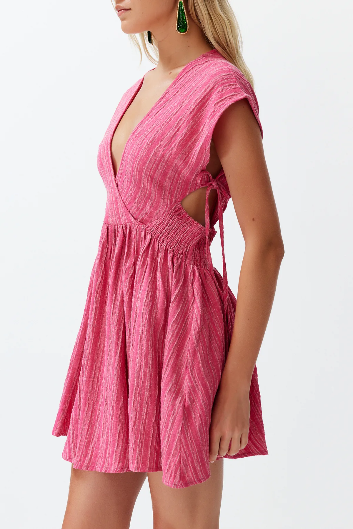 Trendyol Collection  Fuchsiafarbenes, gewebtes Mini-Strandkleid aus einer Leinenmischung mit Cut-out/Fensterausschnitt TBESS24EL00075