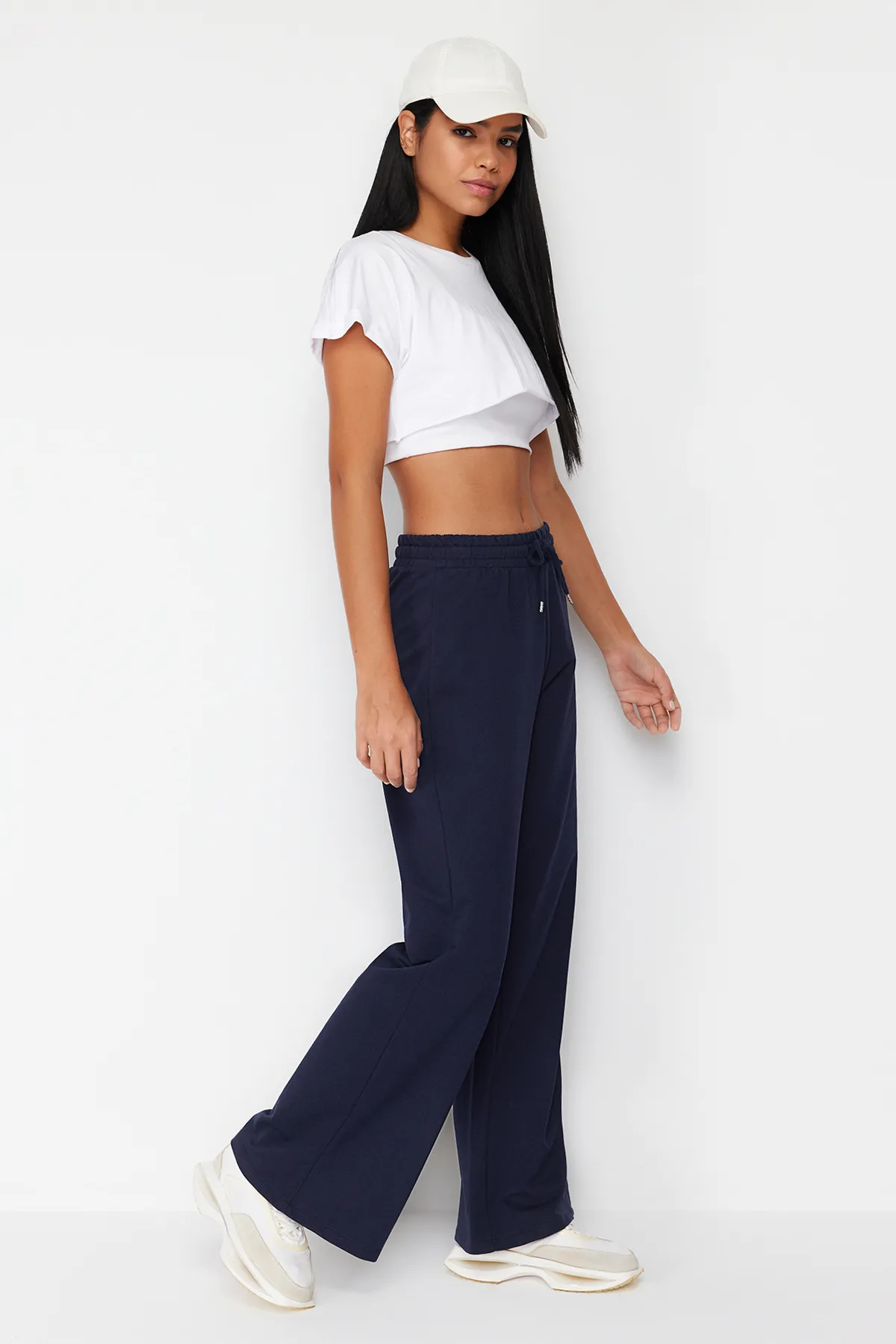Trendyol Collection  Dunkelblaue Sport-Jogginghose mit weitem Bein und dünnem Strick TWOAW22EA0053