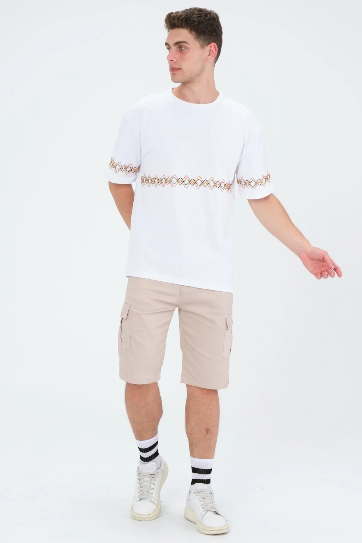 Domoda  Weißes, kurzärmliges, besticktes Basic-T-Shirt aus Baumwolle mit Rundhalsausschnitt in weißer Oversize-Passform