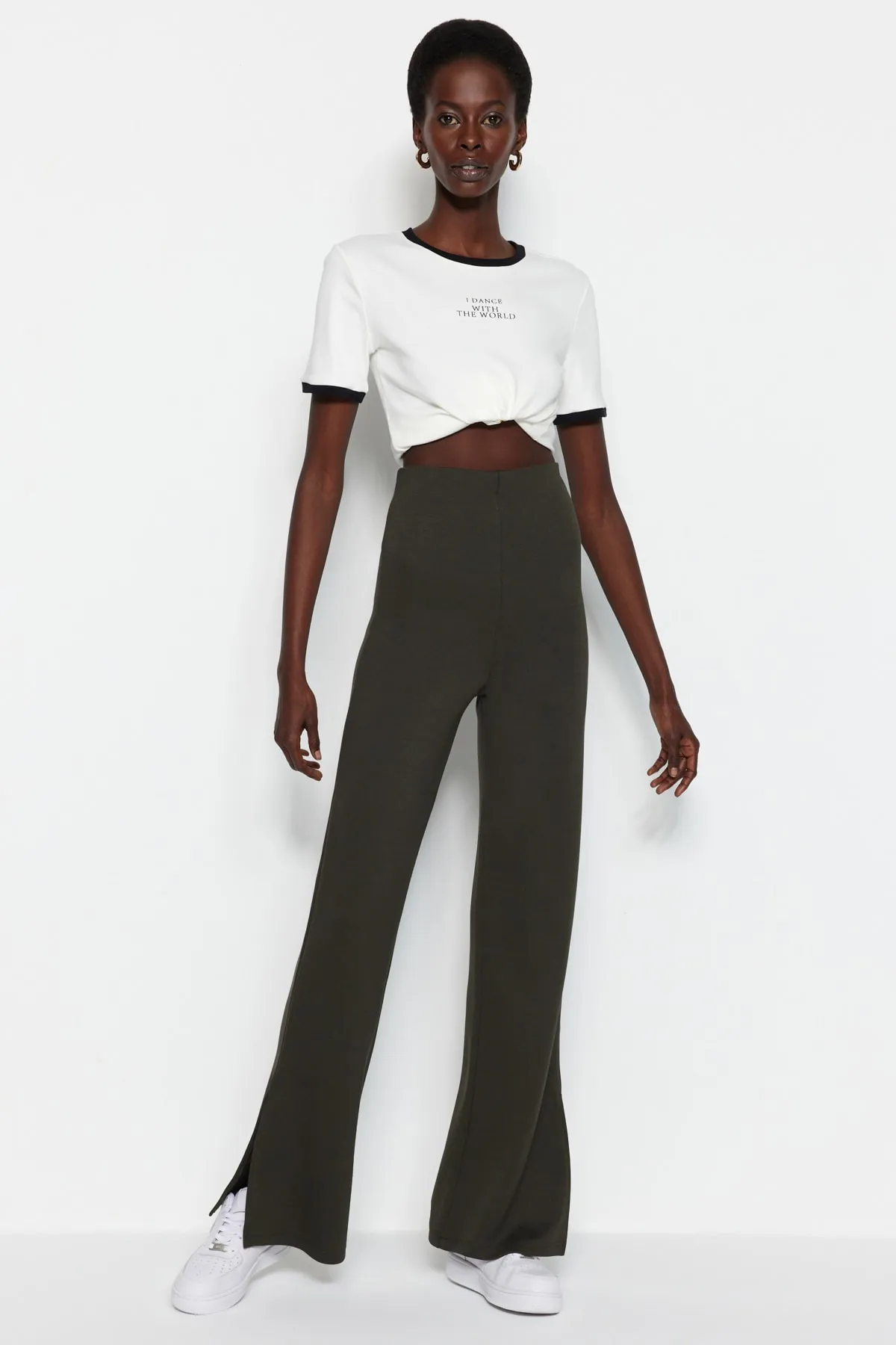 Trendyol Collection  Khakifarbene, seitlich geschlitzte, ausgestellte/spanische Strickhose mit hohem Bund TWOSS23PL00134