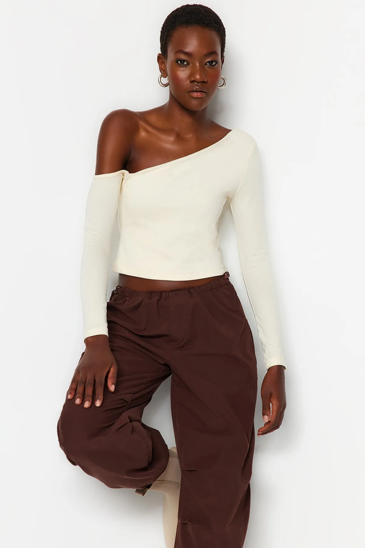Trendyol Collection  Eng anliegende, kurz geschnittene Strickbluse aus Baumwollstretch mit One-Shoulder-Träger in Stone TWOAW24BZ00099