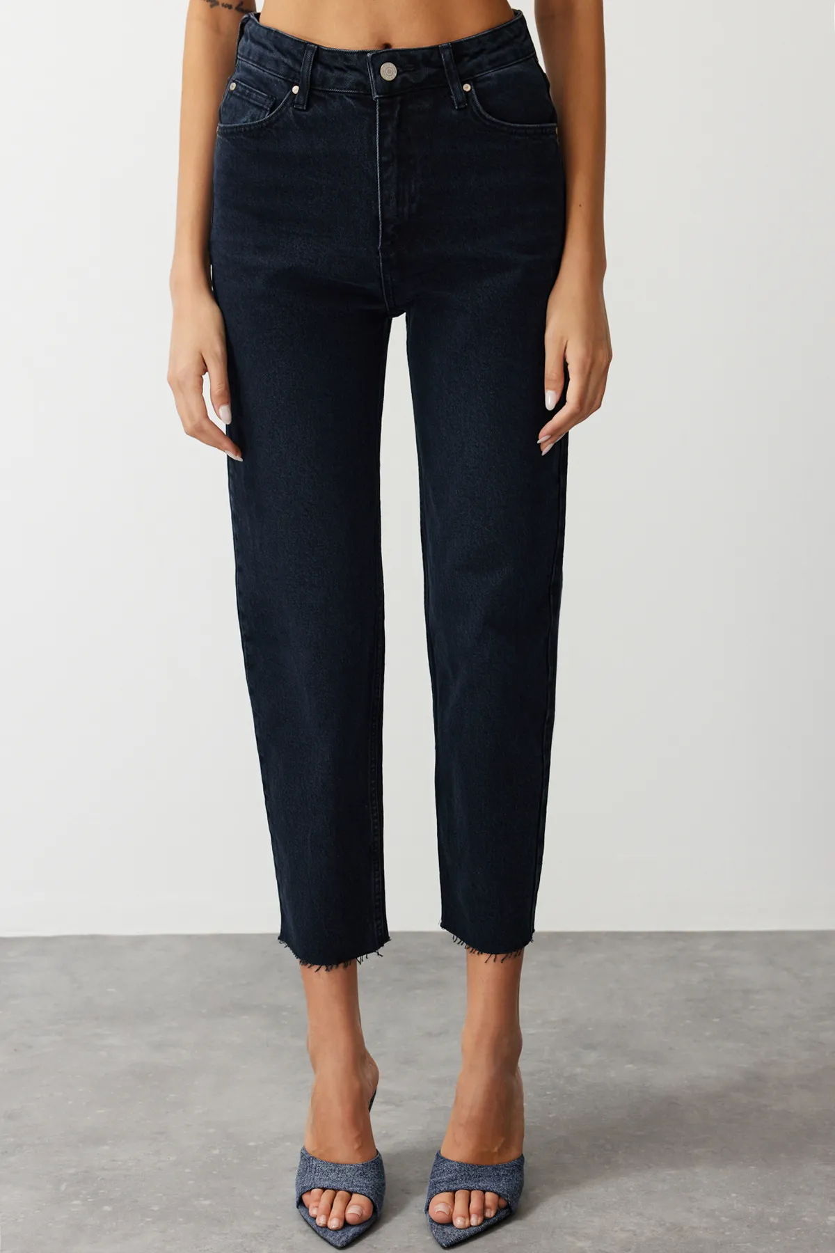 Trendyol Collection  Mitternachtsblaue Slim Mom-Jeans mit hoher Taille TWOSS23JE00094