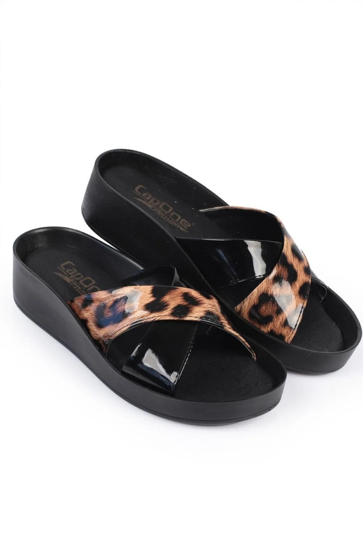 Capone Outfitters  Anatomisch weiche, bequeme Mutterhausschuhe mit Keilabsatz