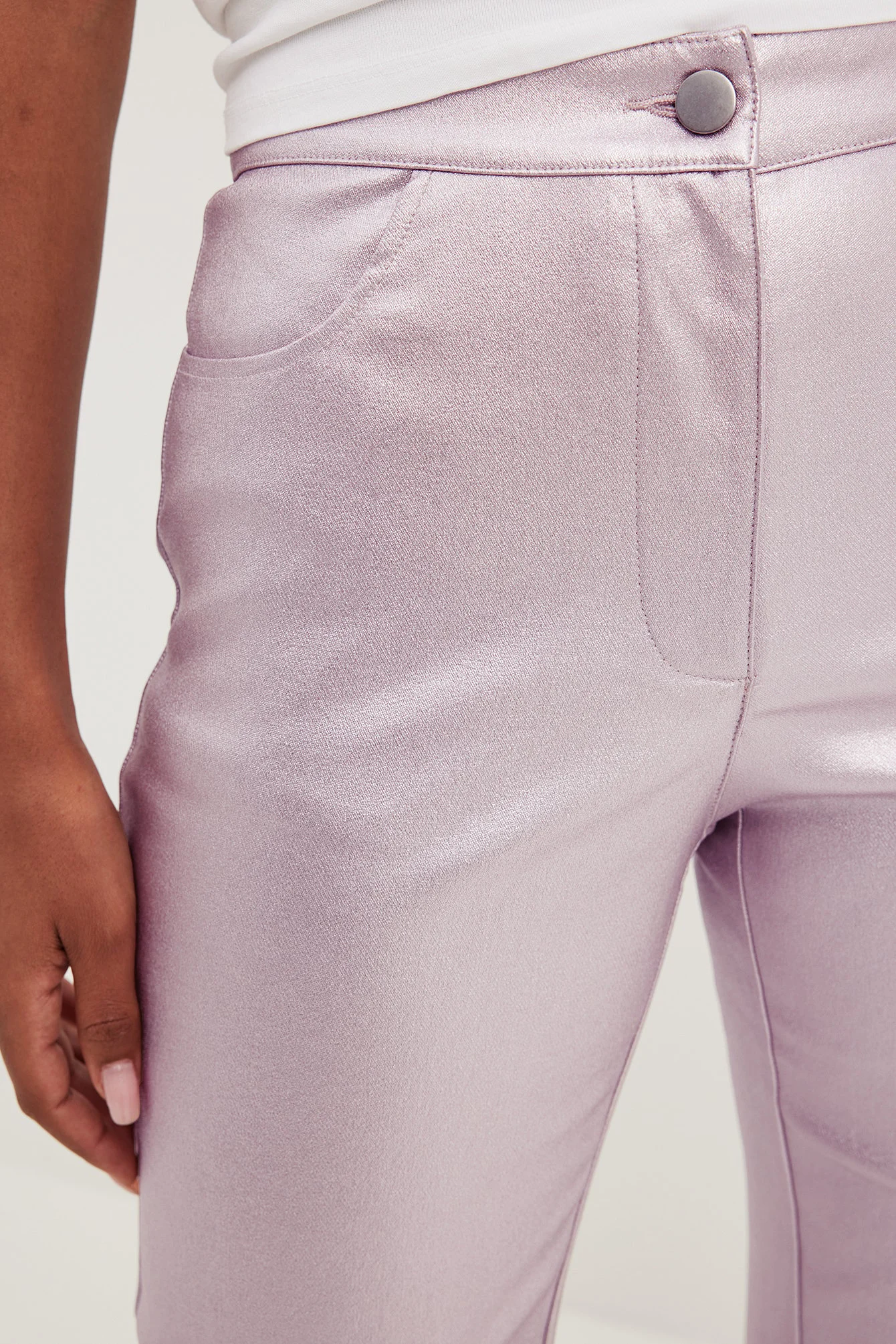 Glänzende Hose mit mittlerer Taille