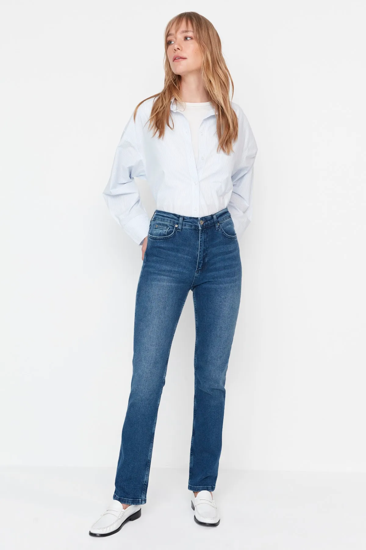 Trendyol Collection  Blaue, nachhaltigere Bootcut-Jeans mit hoher Taille TWOAW23JE00353