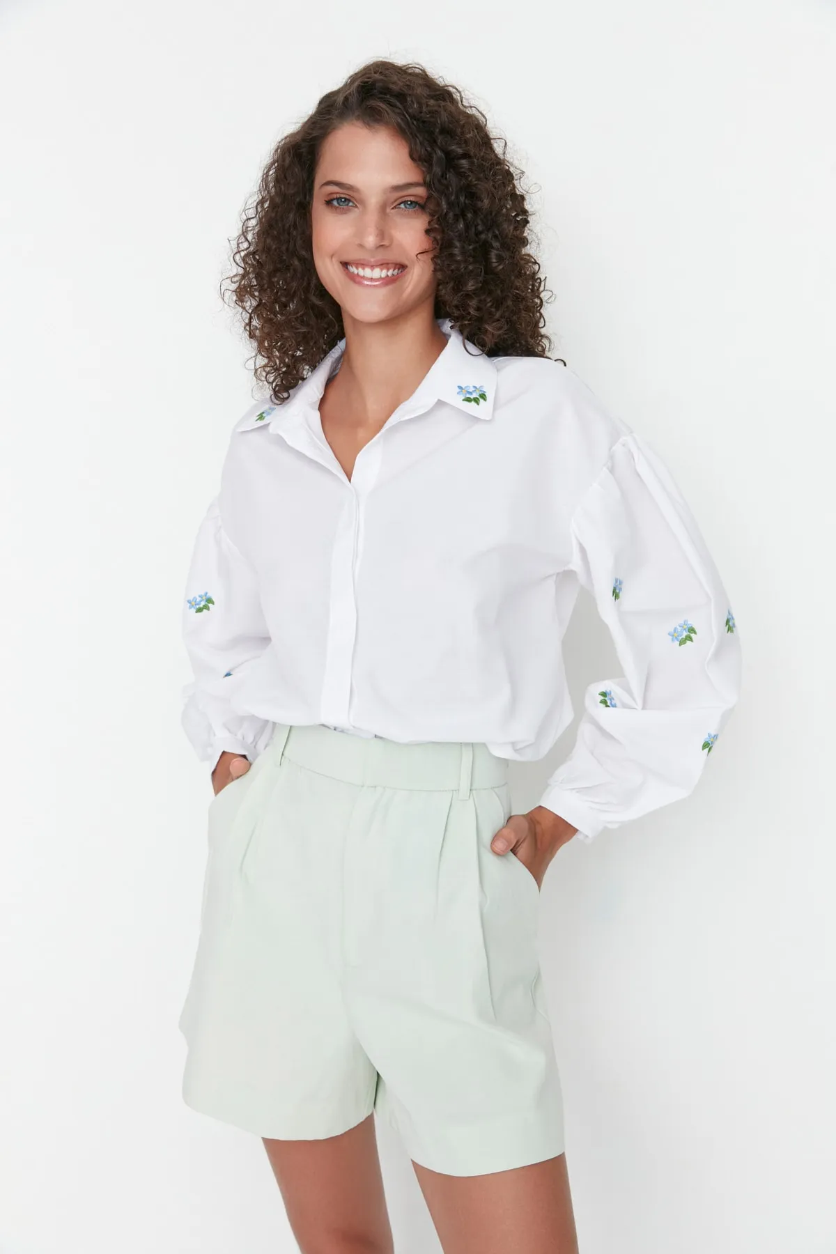Trendyol Collection  Baumwollhemd in Ecru, Stickereidetail, Regular Fit, TWOAW23GO00081