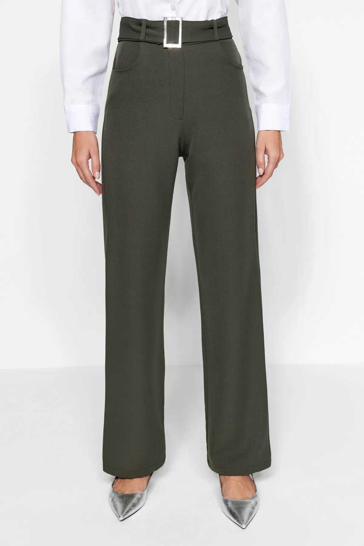 Trendyol Collection  Dunkelkhakifarbene, gerade geschnittene Webhose mit Gürtel TWOSS21PL0104