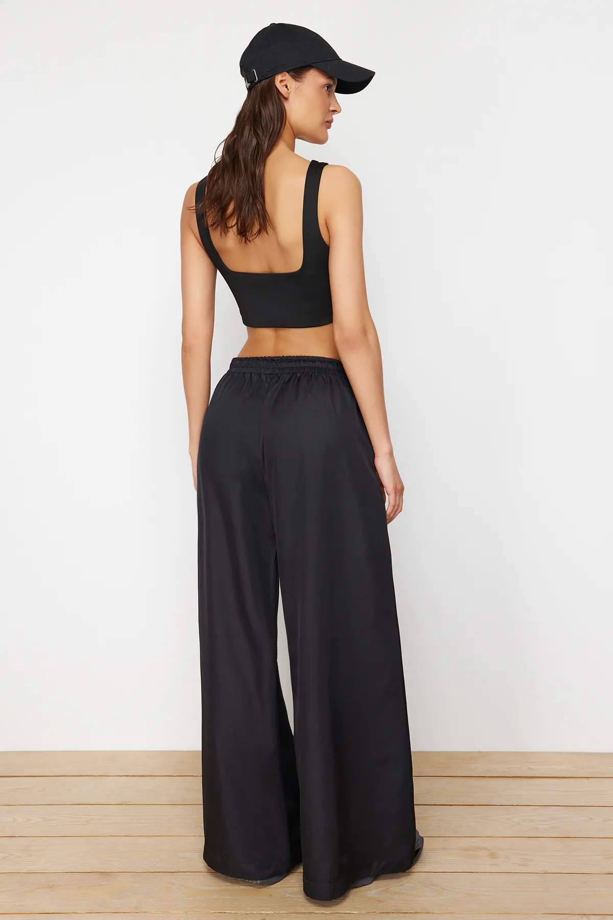 Trendyol Collection  Schwarze gestrickte Sport-Jogginghose aus Fallschirmstoff THMSS24EA00004