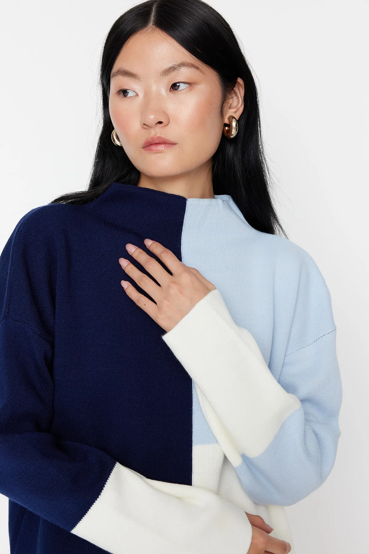 Trendyol Modest  Blauer, farbblockierter Strickpullover mit hohem Kragen TCTAW22AK0054
