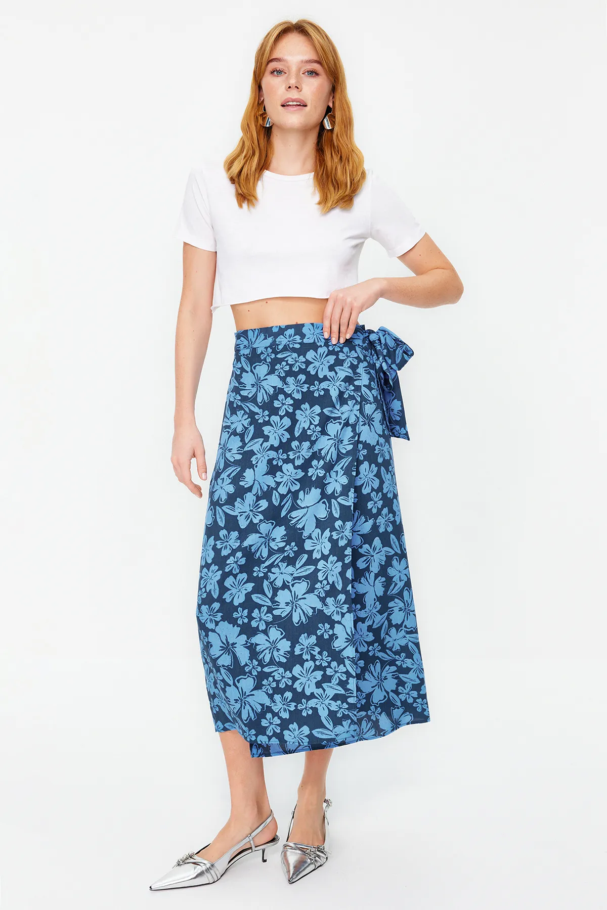 Trendyol Collection  Zweireihiger Midirock aus Viskosestoff mit blauem Blumenmuster - TWOSS23ET00294