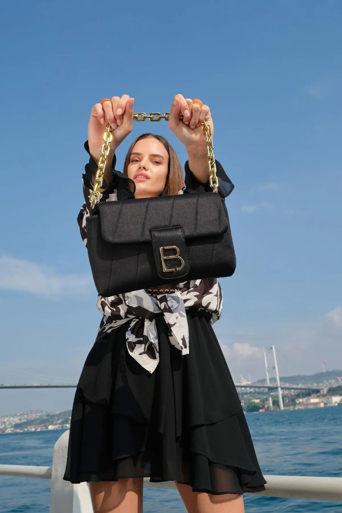 Lucky Bees  Damen Hand- und Schultertasche mit Kettenriemen