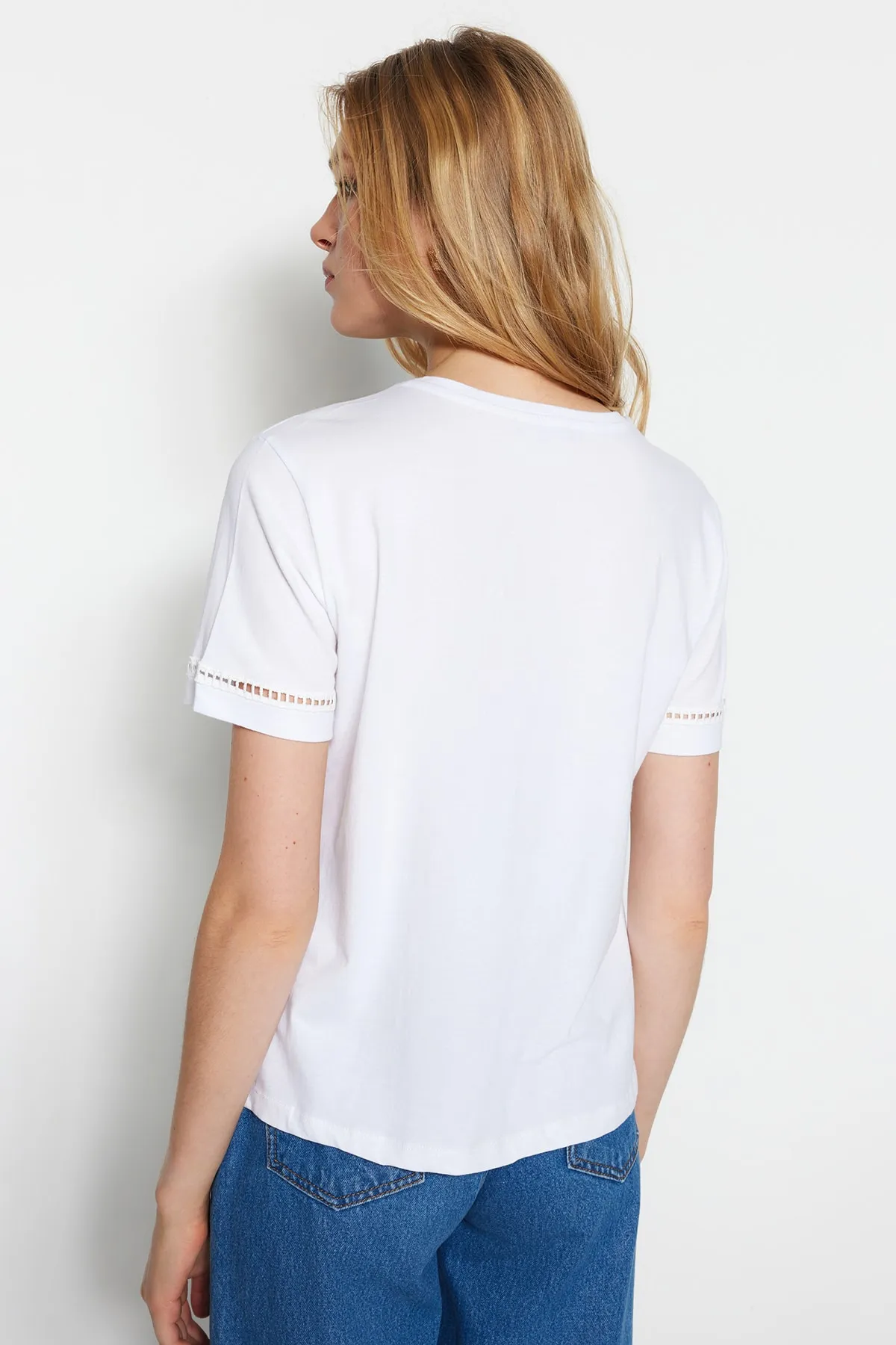 Trendyol Collection  Weißes Basic-Strick-T-Shirt aus 100 % Baumwolle mit Rundhalsausschnitt und Stickerei-Detail TWOSS23TS00012